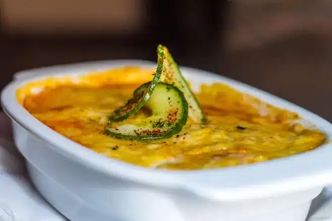 Lasagnen kokoaminen
